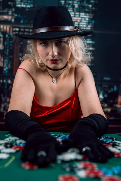Söt Tjej Röd Glänsande Klänning Och Hatt Spelar Poker Kasino — Stockfoto
