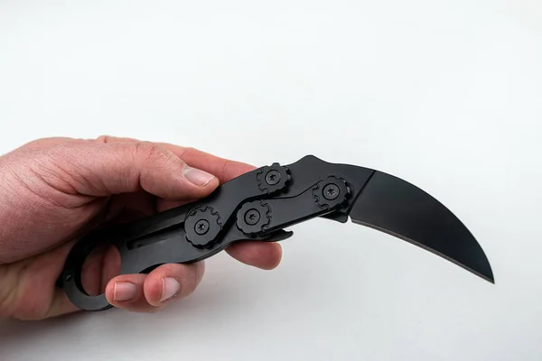 Couteau Karambit Noir Main Sur Fond Blanc Isolé Concept Arme — Photo