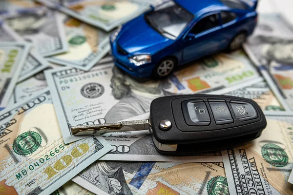 Üzerinde Para Olan Mavi Oyuncak Araba Satış Kira — Stok fotoğraf