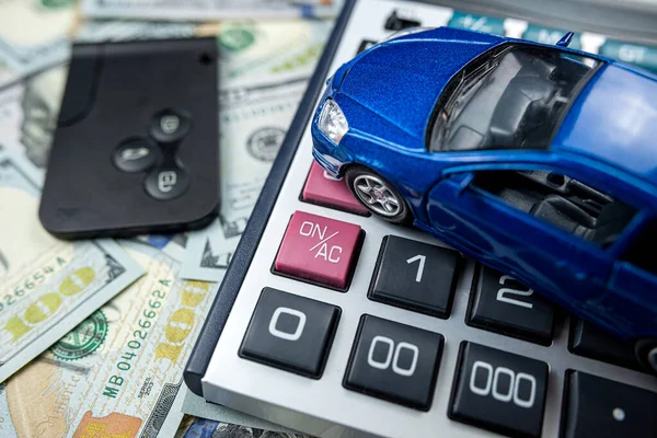 Blaues Spielzeugauto Mit Echtem Schlüsselrechner Über Uns Dollarnoten Leasing Oder — Stockfoto