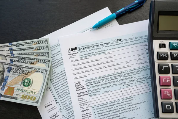 2022 Formulário Imposto Branco 1040 Conosco Calculadora Dinheiro Caneta Relatório — Fotografia de Stock