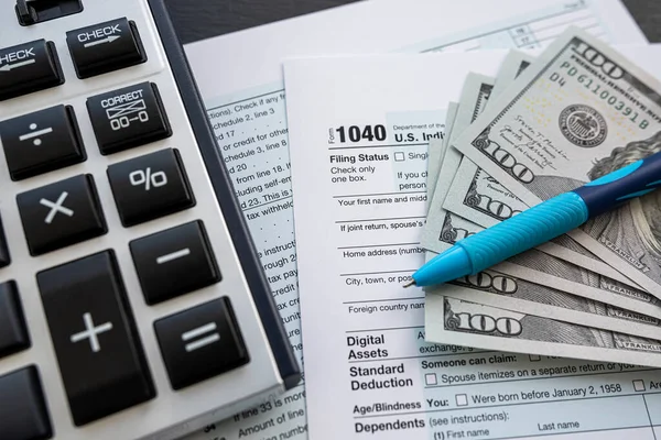 2022 Pusty Formularz Podatkowy Długopisem Pieniężnym Kalkulatorem Koncepcja Terminu Opodatkowania — Zdjęcie stockowe