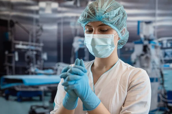 stock image Young female doctor surgeons standing position looking confidence into camera in the operating room.   Healthcare and medical concept.