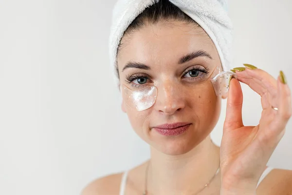 Mulher Jovem Com Manchas Olho Hidrogel Isolado Branco Procedimento Facial — Fotografia de Stock