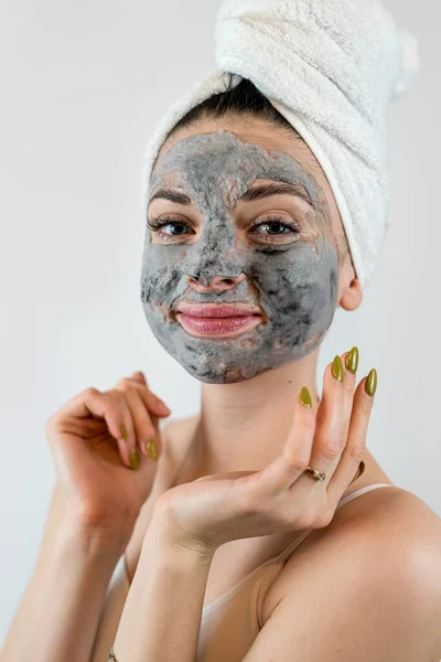 Ung Kvinna Vit Handduk Tillämpa Lera Svart Mask Ansiktet Isolerad — Stockfoto