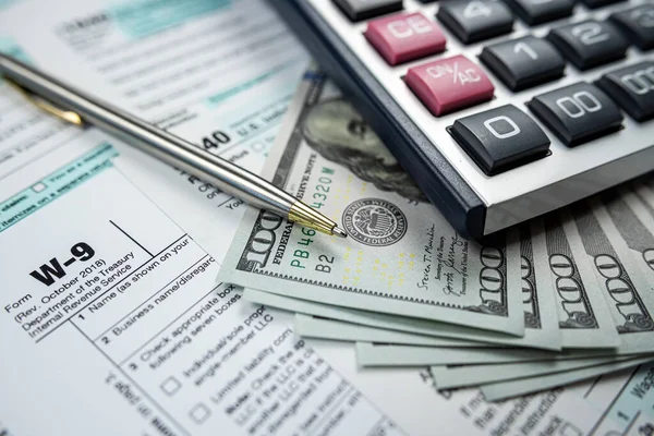 1040 Пустых Налоговых Деклараций 2022 Долларом Калькулятором Столе Бухгалтерский Учет — стоковое фото