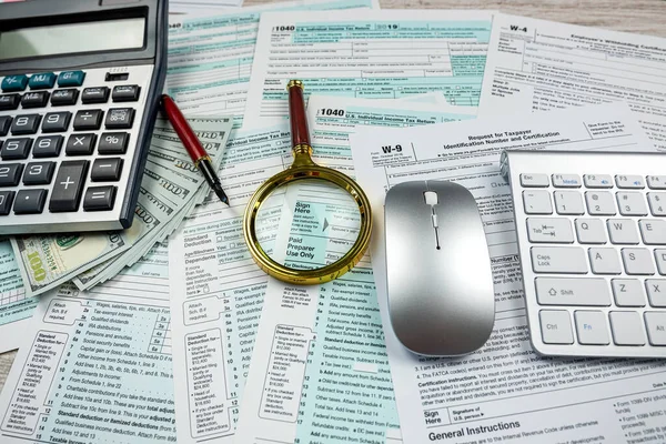 2022 Blank Tax Form Dollar Bills Claculator Pen Desk Deadline — Stockfoto