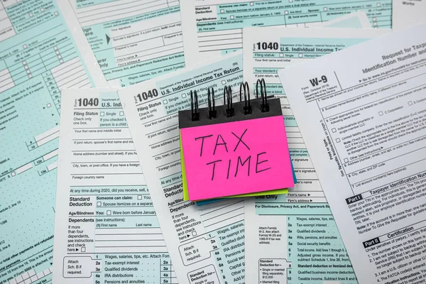 空白1040美国个人税单 贴有标签和时间 截止日期 税收概念 — 图库照片