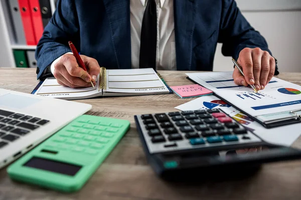 Hombre Negocios Trabaja Con Calculadora Documentos Financieros Anuales Oficina Concepto — Foto de Stock