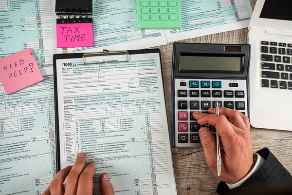Muž Pracuje Daňovou Formou Čas Daně Účetní Koncept Papírování — Stock fotografie
