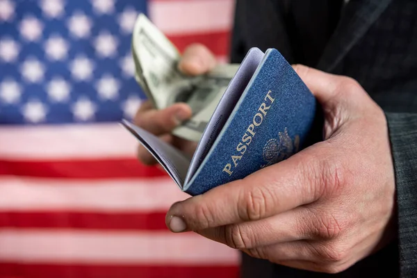Чоловік Тримає Паспорт Сша Доларовими Купюрами Бізнесу Або Подорожей Фінансова — стокове фото