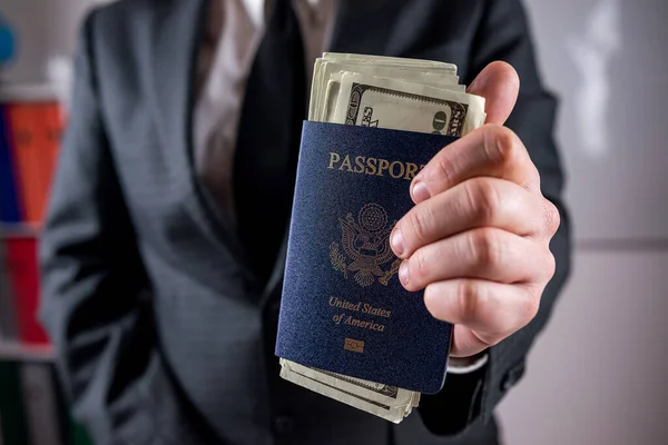 Adamı Seyahat Için Dolar Taşıyan Abd Pasaportunu Elinde Tutuyor Finans — Stok fotoğraf