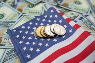 Dolar banknotları ve paraları olan Amerikan bayrağı. Finans kavramı