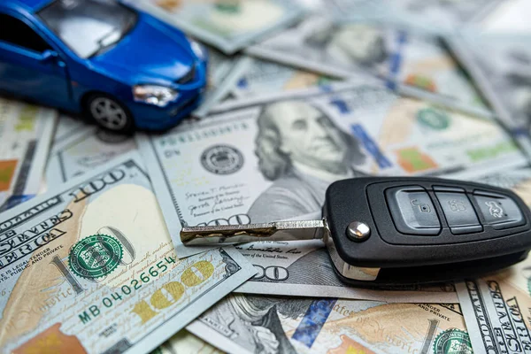 蓝色萨默尔玩具车与真正的汽车钥匙躺在美元现金 昂贵的礼物 出售或租赁概念 — 图库照片