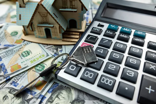 Miniatuur Huis Met Sleutel Ons Geld Rekeningen Rekenmachine Aankoop Huur — Stockfoto