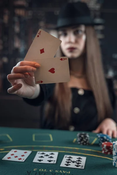 Kvinna Spela Poker Och Visar Två Ess Spelet Vinnarkonceptet Spelande — Stockfoto