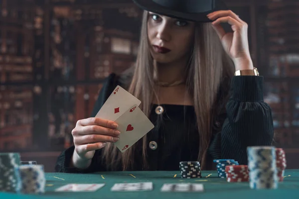 Τυχερή Όμορφη Μελαχρινή Κερδίζει Στο Παιχνίδι Πόκερ Δύο Άσους Έννοια — Φωτογραφία Αρχείου