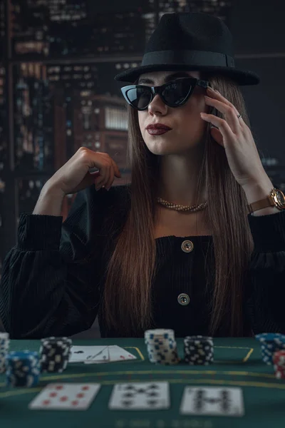 Καυκάσιος Κορίτσι Στο Καζίνο Παίζει Πόκερ Νυχτερινή Ζωή Τύχη Και — Φωτογραφία Αρχείου