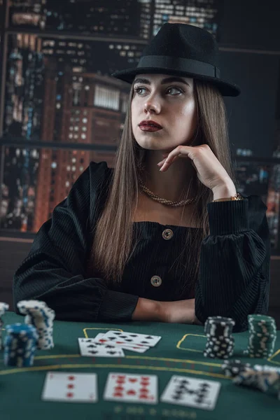 Porträtt Elegant Elegant Ung Kvinna Med Kort Och Casino Marker — Stockfoto