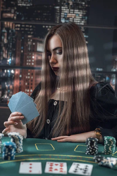 Kvinna Titta Pokerkort Vid Kasinobord Och Marker Tur Och Förmögenhet — Stockfoto