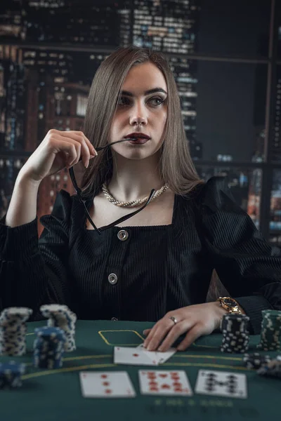 Porträtt Unga Kaukasiska Kvinna Spelar Poker Kortspel Spelkoncept — Stockfoto