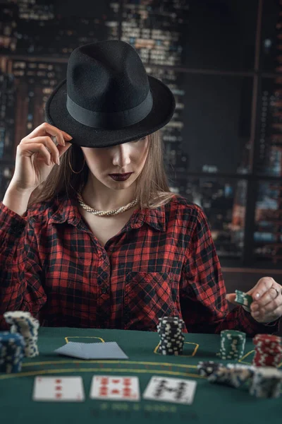 Ung Kaukasisk Kvinna Spelar Poker Håller Casino Marker Och Gör — Stockfoto