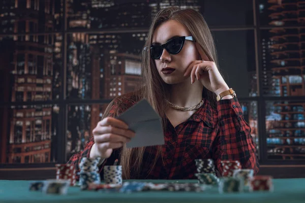 Vacker Ung Flicka Mörka Glasögon Spelar Poker Poker Ansikte Babblande — Stockfoto