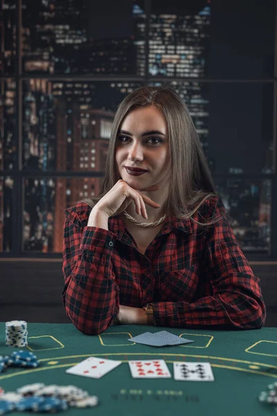Porträtt Ung Dam Som Spelar Poker Kasinot Gambling Koncept Natt — Stockfoto