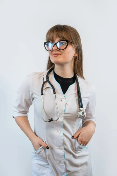 Studio Strzelać Kobieta Lekarz Noszenie Płaszcz Medyczny Stetoskop Izolowany Białym — Zdjęcie stockowe