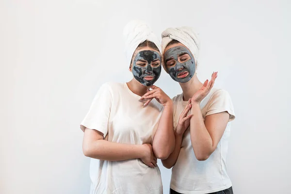 Dvě Bělošky Nosí Ručník Černou Hliněnou Obličejovou Maskou Izolovanou Bílém — Stock fotografie