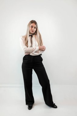 Güzel genç bir iş kadınının portresi beyaz, tam uzunlukta. Stüdyo çekimi