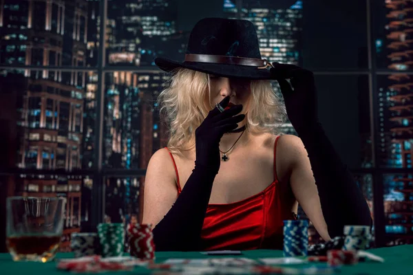 女の子はカジノで赤いドレスのポーカーをする ワイナーギャンブルの概念 — ストック写真
