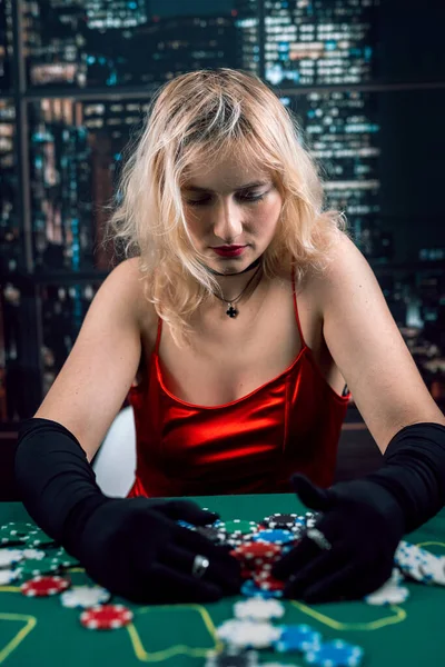 Dam Röd Klänning Och Hatt Sitta Vid Pokerbordet Och Spela — Stockfoto