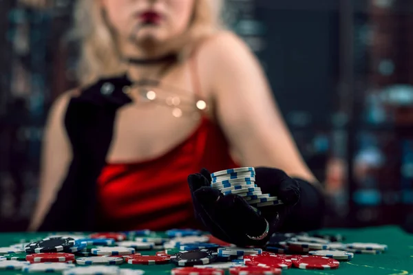 Κορίτσι Φορούν Κόκκινο Φόρεμα Παίζουν Πόκερ Ένα Καζίνο Winer Έννοια — Φωτογραφία Αρχείου