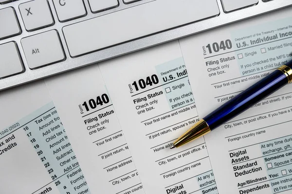 Stift Mit Computertastatur Auf Dem Steuerformular Für Die Unternehmensfinanzierung Schreibtisch — Stockfoto