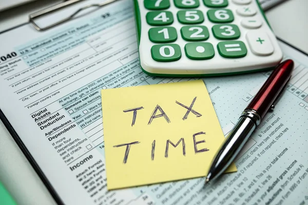 Texto Tax Tempo Com Memorando Vazio Formulários Fiscais 1040 Com — Fotografia de Stock