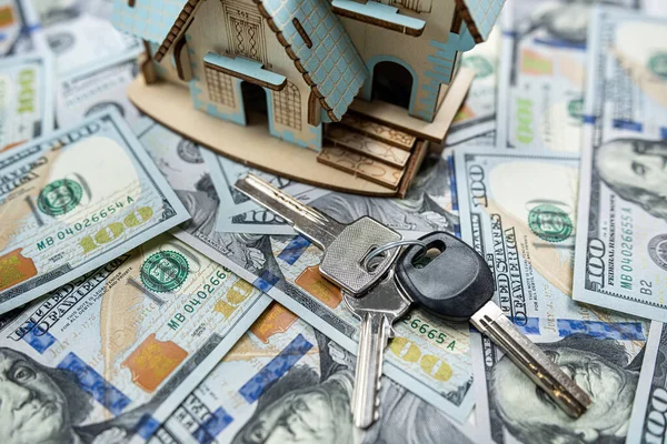 Маленька Модель Будинку Багатьма Доларовими Банкнотами Ключами Страхування Нерухомості Інвестиції — стокове фото