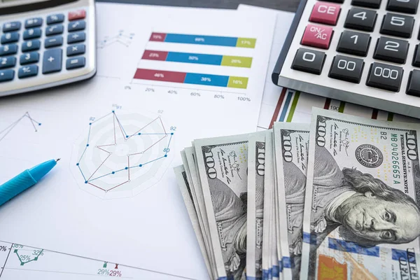 Kalem, hesap makinesi ve dolarla yıllık mali raporlar. Finans yatırım kavramı