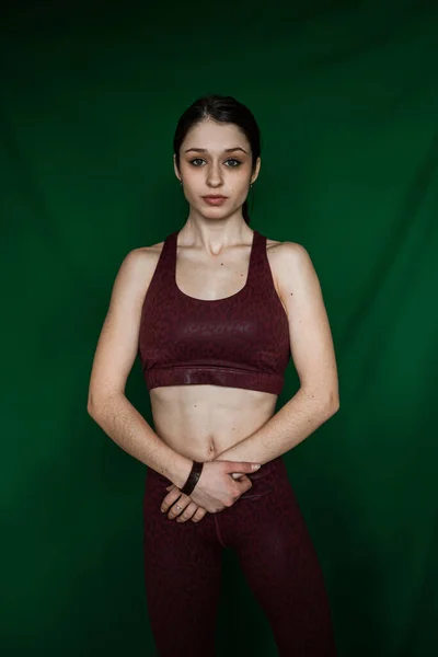 Portré Fiatal Kaukázusi Nőről Sportruhában Elszigetelve Zöldön Életmód — Stock Fotó