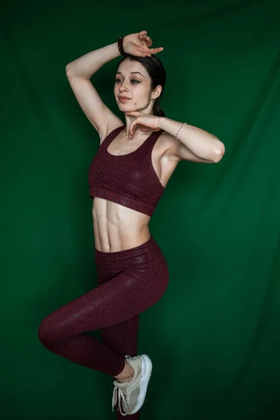 Porträtt Ung Kaukasisk Kvinna Sportkläder Isolerad Grönt Livsstil — Stockfoto
