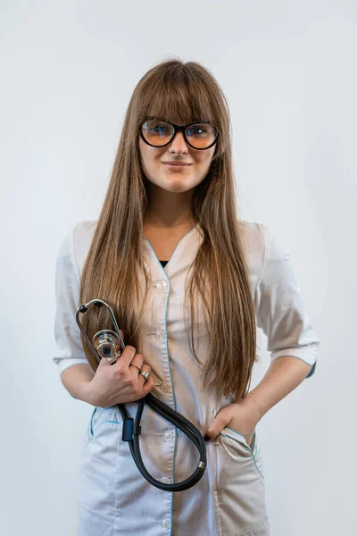 Portret Młodej Lekarki Noszącej Biały Mundur Medyczny Stetoskop Wyizolowany Szarym — Zdjęcie stockowe