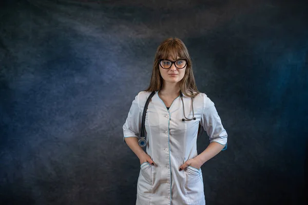 Atrakcyjna Pielęgniarka Lub Stażystka Białym Mundurze Medycznym Stetoskopem Odizolowana Ciemku — Zdjęcie stockowe