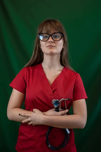 Portret Młodego Studenta Medycyny Czerwonym Mundurze — Zdjęcie stockowe
