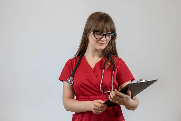 Die Hübsche Junge Krankenschwester Trägt Uniform Und Hält Stethoskop Und — Stockfoto