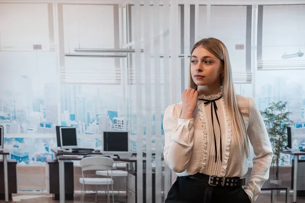 Ofiste beyaz tişörtlü modern bir kadın işçi var. Moda portresi