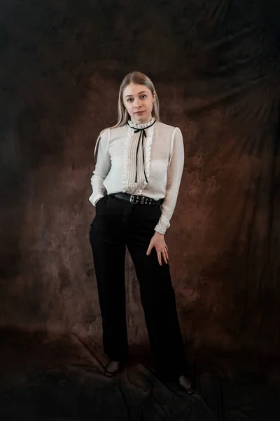 若いビジネスマンの女性のフルレンズの肖像画 スタジオ撮影 ライフスタイル — ストック写真