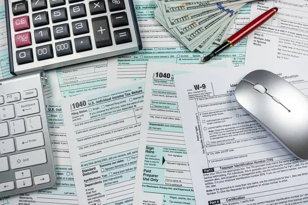 1040 Blank Individual Income Tax Return 2022 Dollar Calculator Pen — Stock Photo, Image