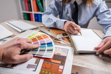 Ofiste robot resim çizimi planı ve renk paletiyle kadın el yapımı projesi. Mimar konsepti