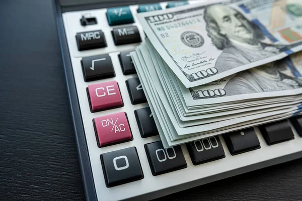 Калькулятор 100 Долларов Сша Оплаты Счетов Расходов Сохранение Концепции — стоковое фото