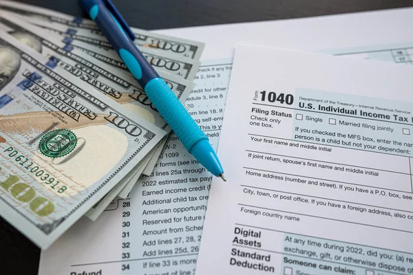 2022年空白1040个人税单 办公室桌上有美元计算器和钢笔 纸质文件 会计文件 最后期限 纳税时间 — 图库照片